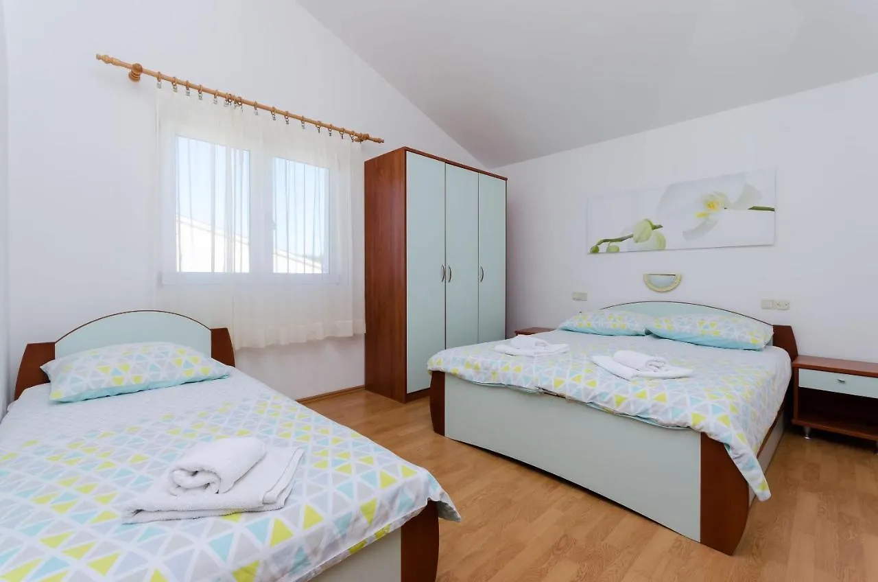 Apartments Marija P Lopar
